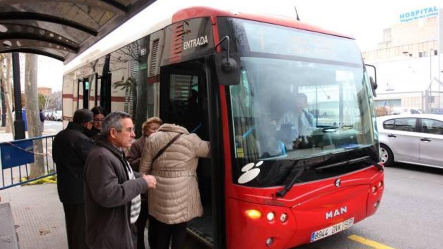 Usuarios subiendo a uno de los autobuses en la nueva parada que hay frente al Hospital Virgen de los Lirios.