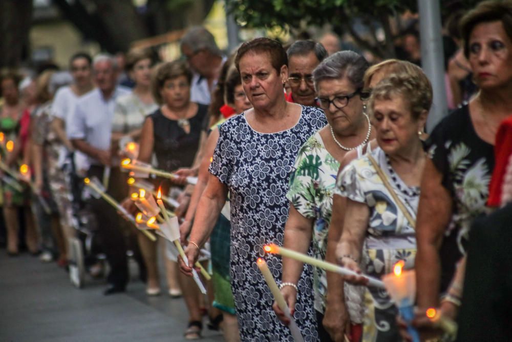 La ciudad sale a la calle para acompañar a las reliquias