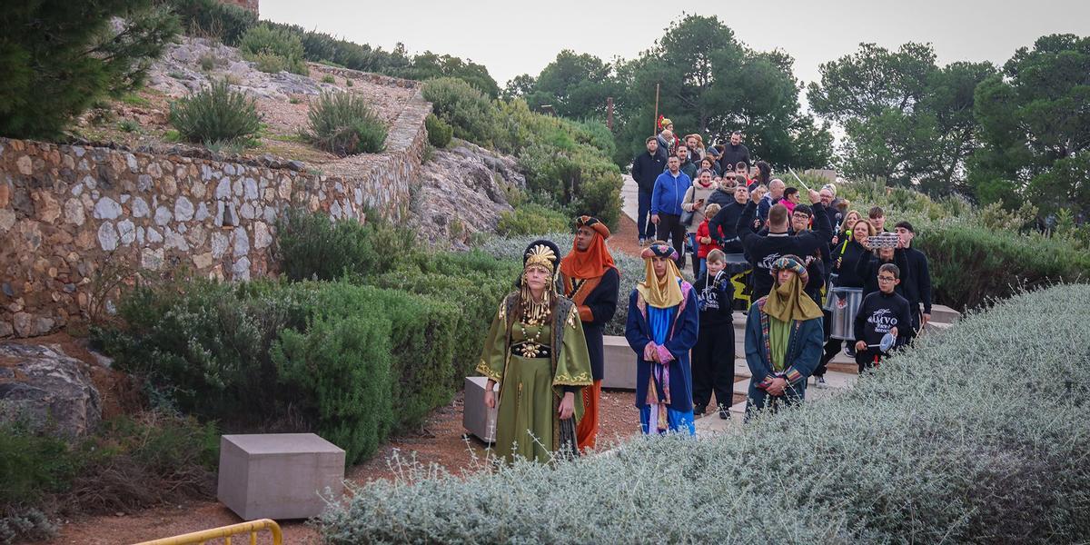 El Séquito Real llega a la fortaleza para recoger las cartas de los más pequeños.