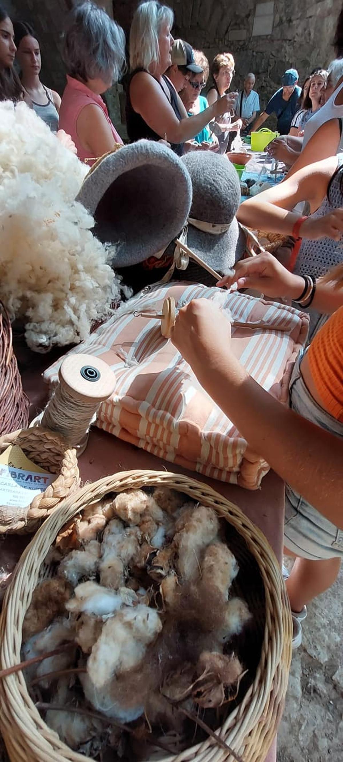 Una vintena de persones aprenen a fer una esponja de sabó al rentador de Llana delRoquer