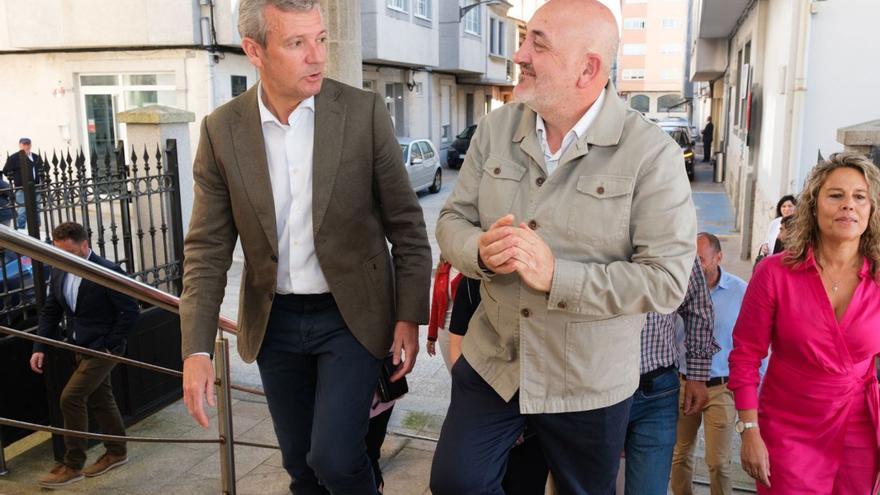 Alfonso Rueda, ayer con el alcalde de Ares, Julio Iglesias. | David Cabezón