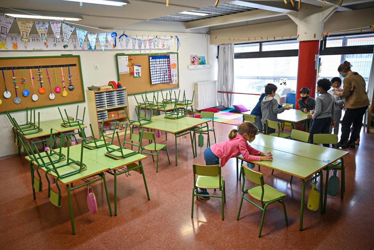 Alumnos en una clase medio vacío en la escuela Ferran i Sunyer de Barcelona.