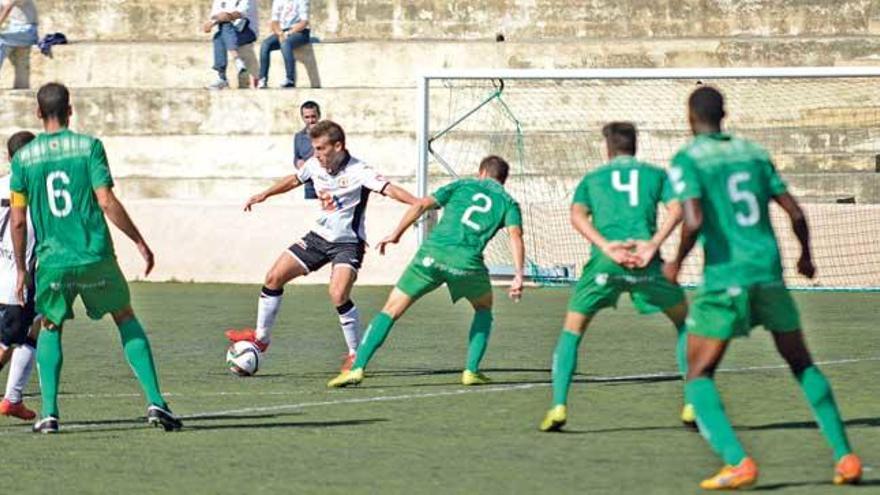 Un jugador del Llosetense busca controlar el balón ante una maraña de contrarios.