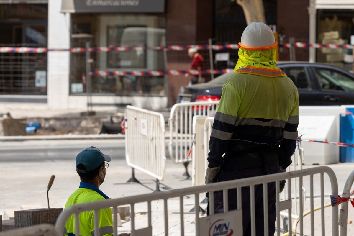 Varios trabajadores en las calles de Zaragoza durante una ola de calor