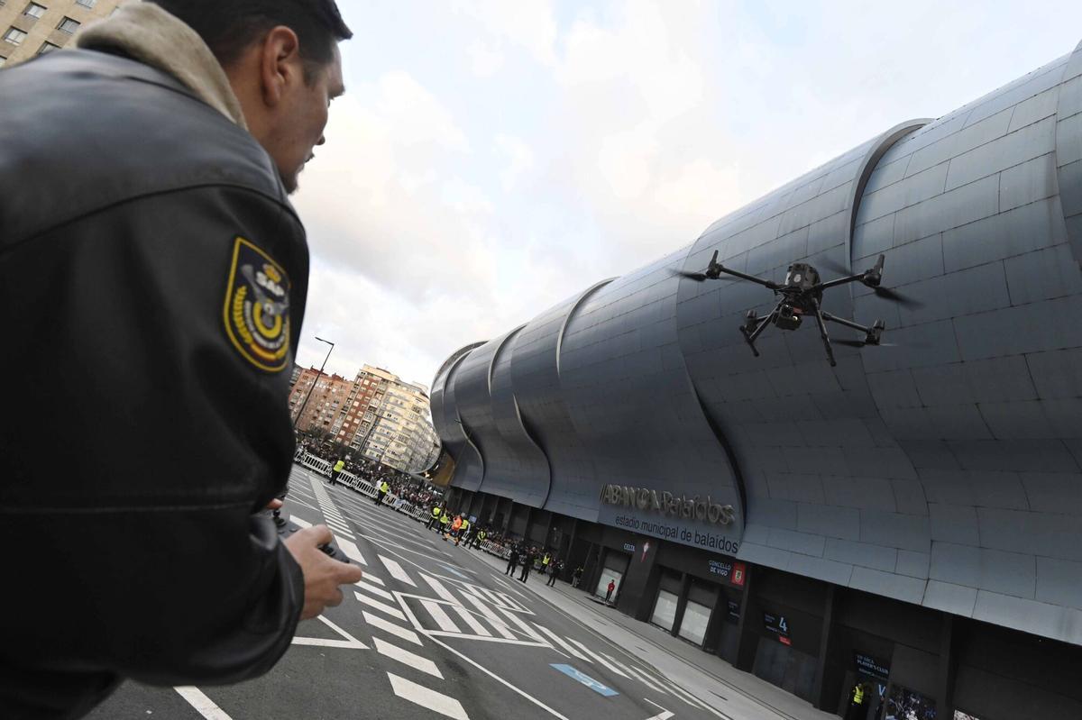 Dispositivo de la Policía Nacional en un partido de riesgo en Balaídos, el que enfrentó al Celta y al Real Madrid