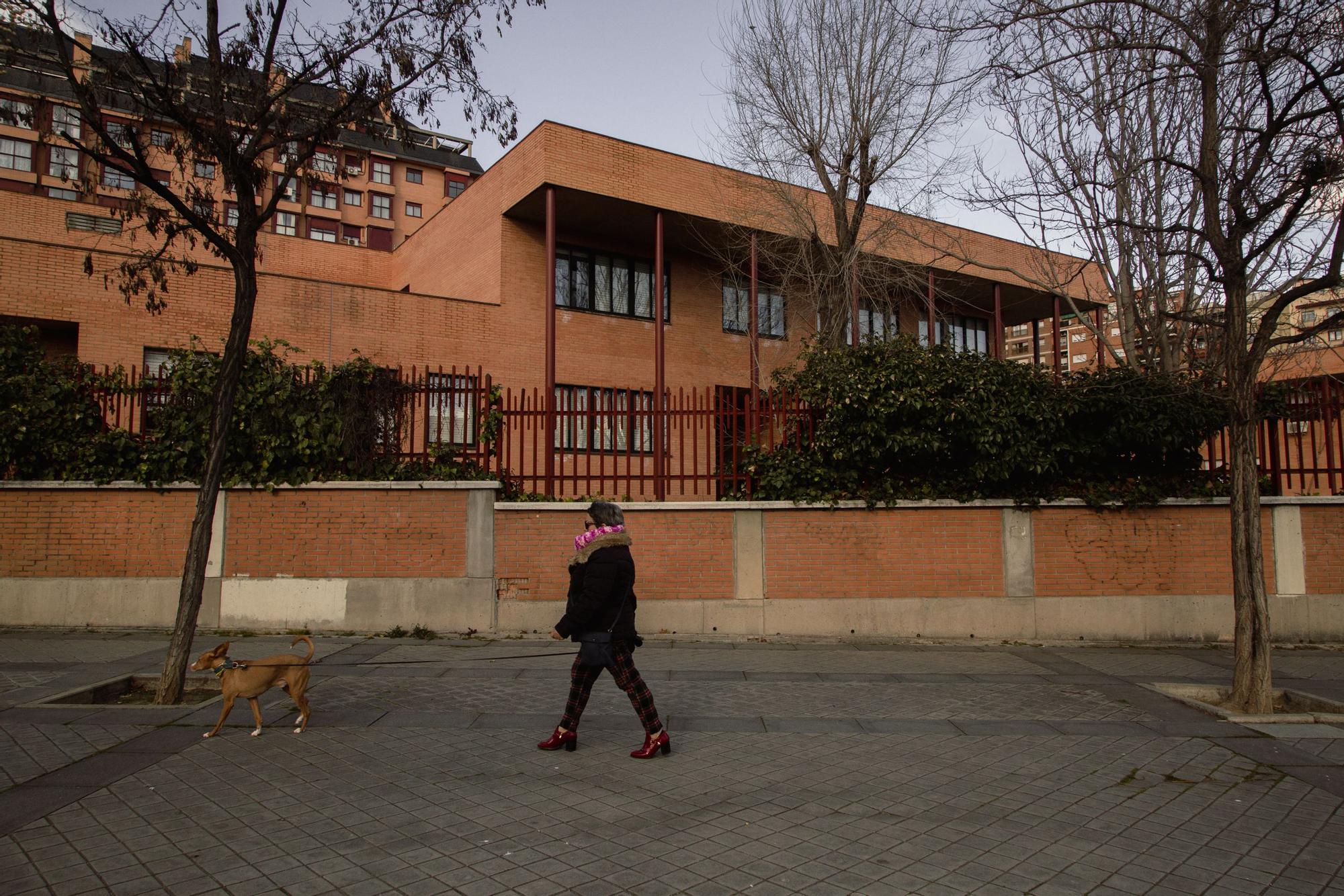 Imágenes del exterior del Instituto de Educación Secundaria Juan de la Cierva en Madrid, donde daba clase el profesor acosado.