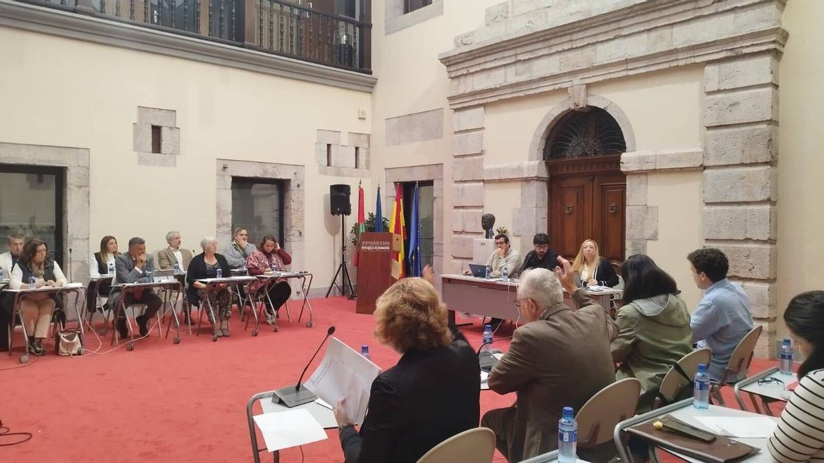 El Pleno de Llanes, donde la bancada socialista protestó por el discurso final del Alcalde. PLENO MUNICIPAL EN EL AYUNTAMIENTO DE LLANES
