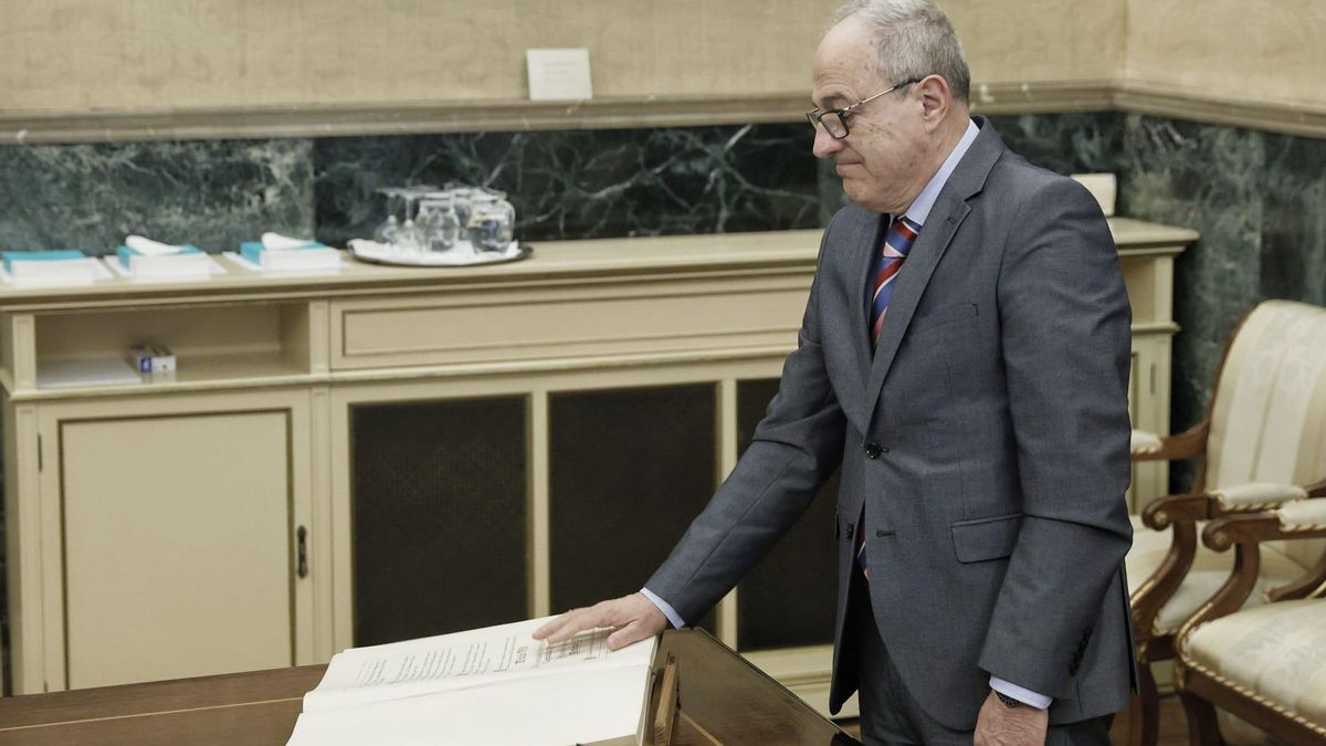 Josep Codony, jurando el cargo en el Parlament.