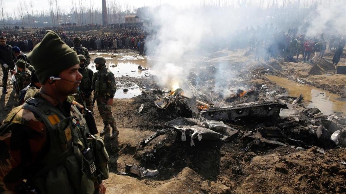 Soldados indios vigilan junto a los restos de un avión de combate que se estrelló en la Cachemira India