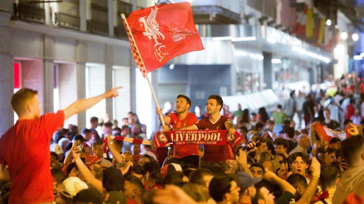 Hinchas del Liverpool celebrando en Madrid