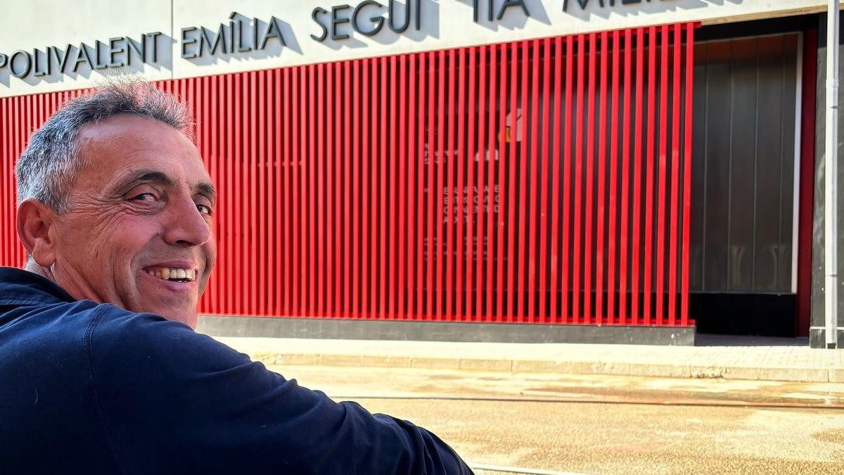 Botifarra, ante el nuevo centro polivalente de barxeta.