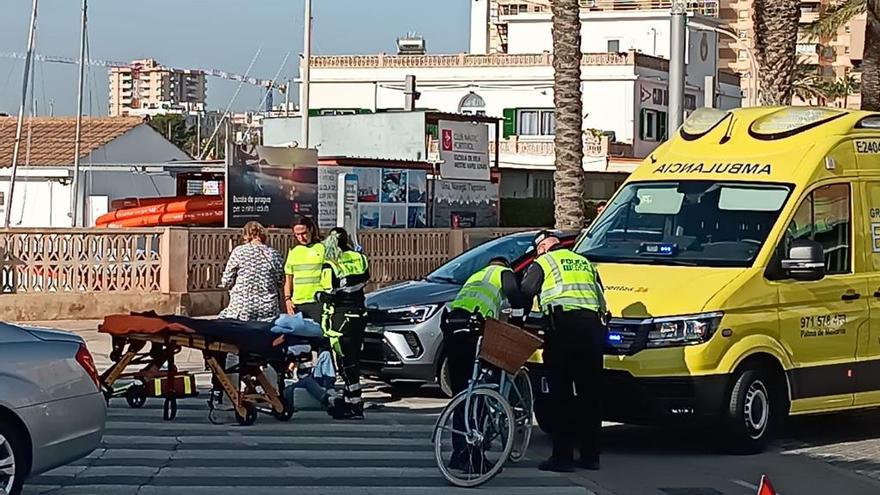 Policías y efectivos sanitarios, hoy en el lugar del atropello.