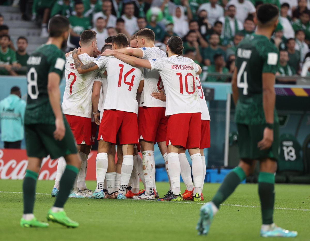 Doha (Qatar), 26/11/2022.- Players of Poland celebrate the opening goal during the FIFA World Cup 2022 group C soccer match between Poland and Saudi Arabia at Education City Stadium in Doha, Qatar, 26 November 2022. (Mundial de Fútbol, Polonia, Arabia Saudita, Catar) EFE/EPA/Mohamed Messara