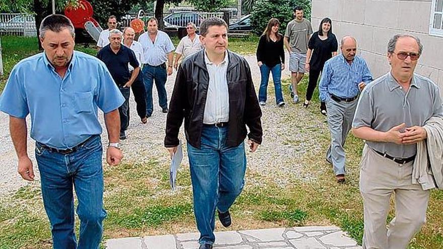 Gonzalo Constenla, delegado de Medio Rural, con los comuneros de Lois.