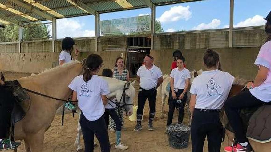 Participantes en el campamento, ayer con Cristina Pichel. // FdV