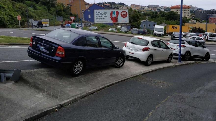 Coches mal aparcados que invaden el arcén junto al cruce de O Portádego, “un punto negro”. | // LA OPINIÓN