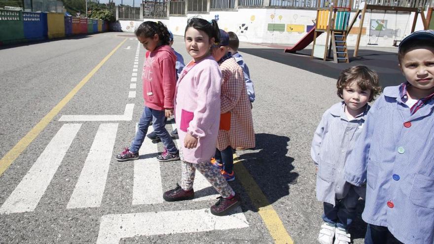 Escolares avilesinos en una clase de Educación Vial