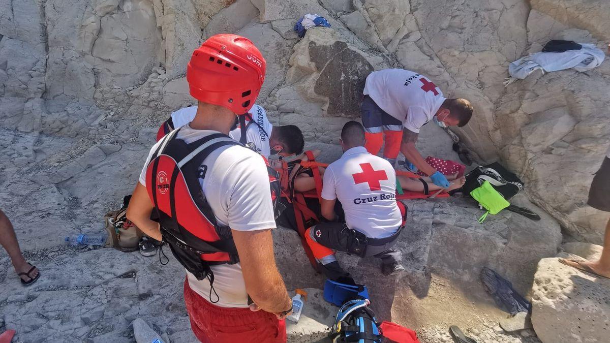 Los socorristas de la Cruz Roja inmovilizan a la chica accidentada