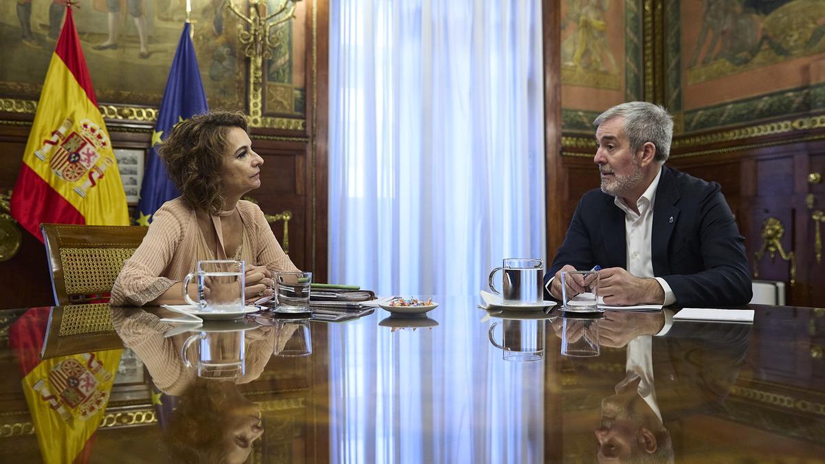 La ministra de Hacienda, María Jesús Montero, y el presidente de Canarias, Fernando Clavijo, reunidos este martes en Madrid.