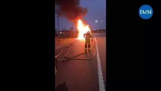 Un incendio destruye la cabina de un camión en la rotonda de la UIB