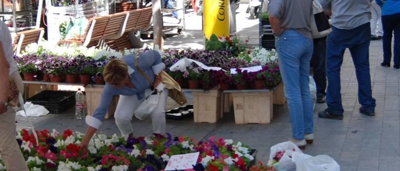 Montse Nicolau con algunas compradoras de flores.