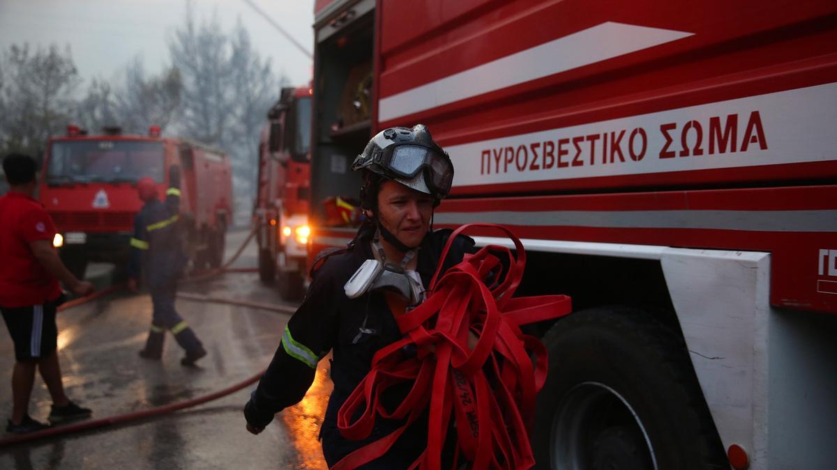 Los bomberos luchan contra las llamas en la capital griega.