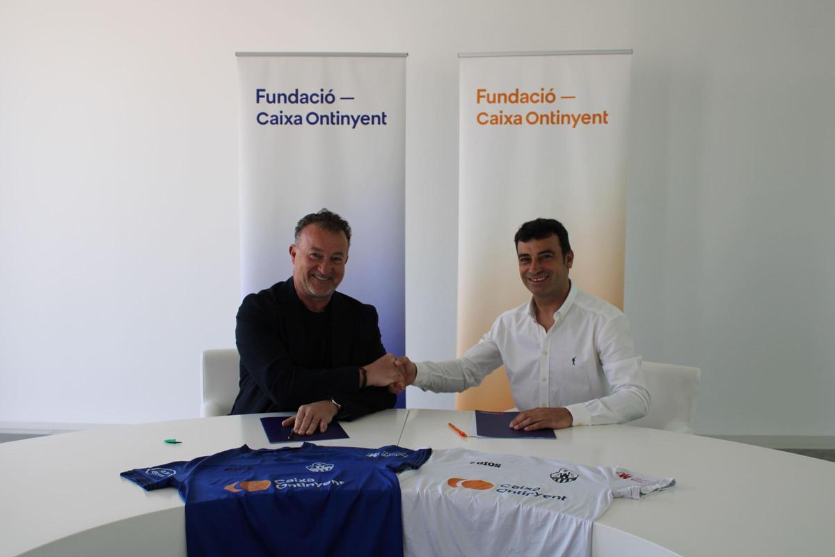 El presidente de Caixa Ontinyent y el del Ontinyent 1931 tras firmar la renovación del convenio.