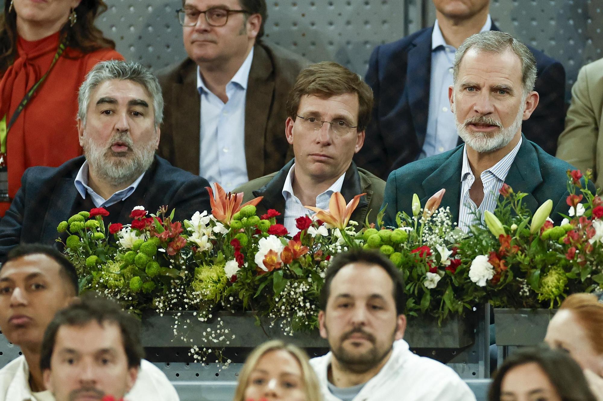 El rey Felipe VI y, a su lado, el alcalde de Madrid, José Luis Martínez-Almeida y el presidente del Consejo Superior de Deportes, José Manuel Rodríguez Uribes