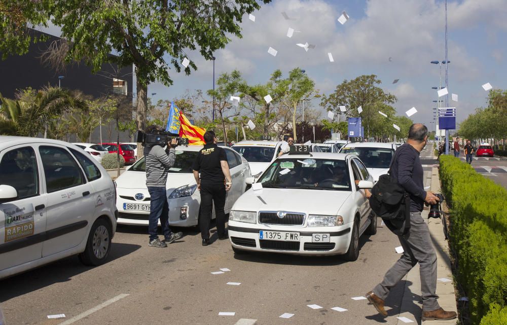 Protesta de los taxistas en Castelló contra Uber