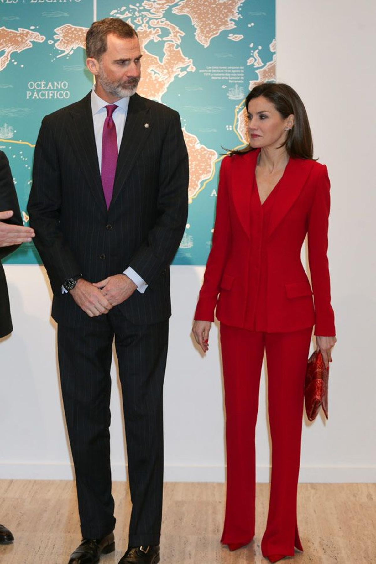 El rey Felipe VI y Letizia Ortiz con traje de chaqueta rojo