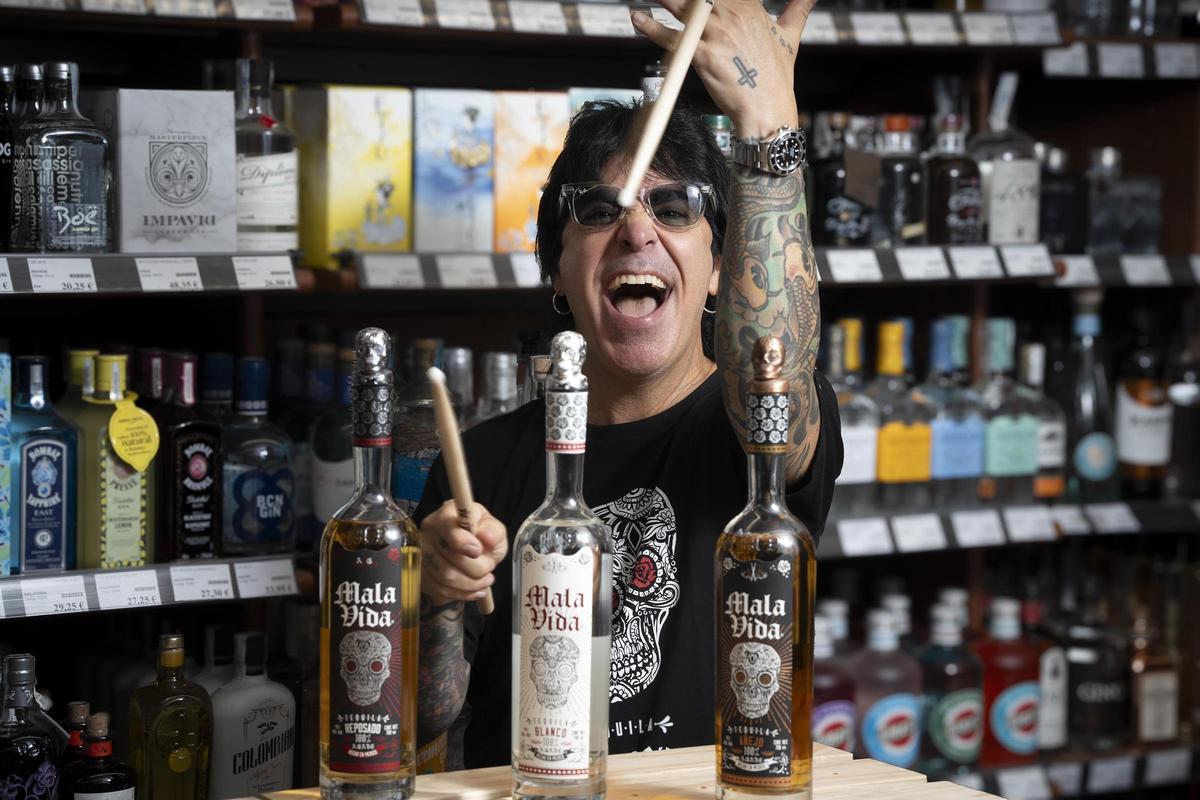 Alex González, batería de Maná, el junio pasado en Barcelona con su tequila Mala Vida.