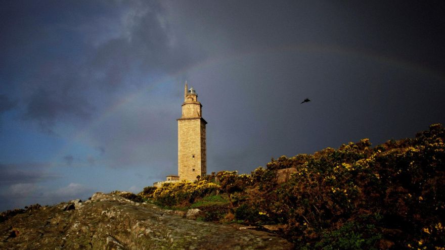 La &#039;real&#039; visita por la que se empapelaron las paredes de la Torre de Hércules: &quot;¿A quién se le ocurrió el mal gusto?&quot;