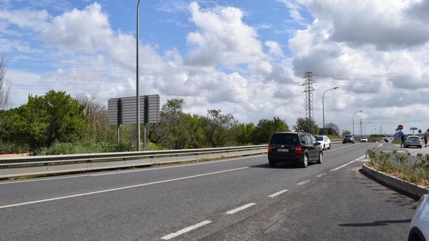 Varios vehÃ­culos circulan por el vial lateral del Hospital.