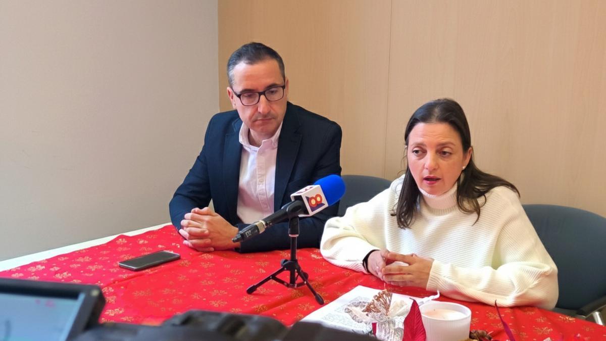La portavoz del grupo socialista Cristina Escoda, junto al adjunto Sergi Castillo.