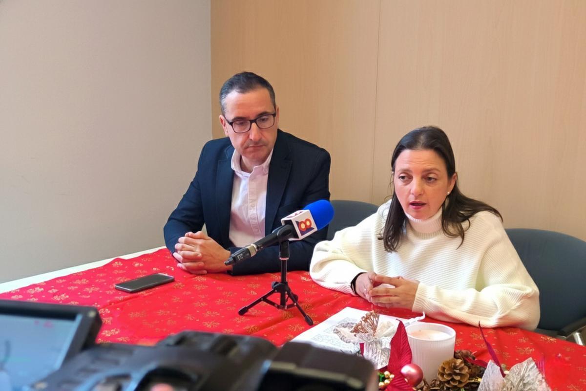 La portavoz del grupo socialista Cristina Escoda, junto al adjunto Sergi Castillo.