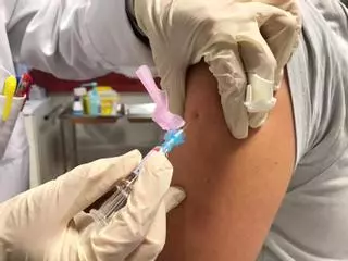 Los médicos alertan de problemas para administrar la cuarta dosis de la vacuna contra el covid