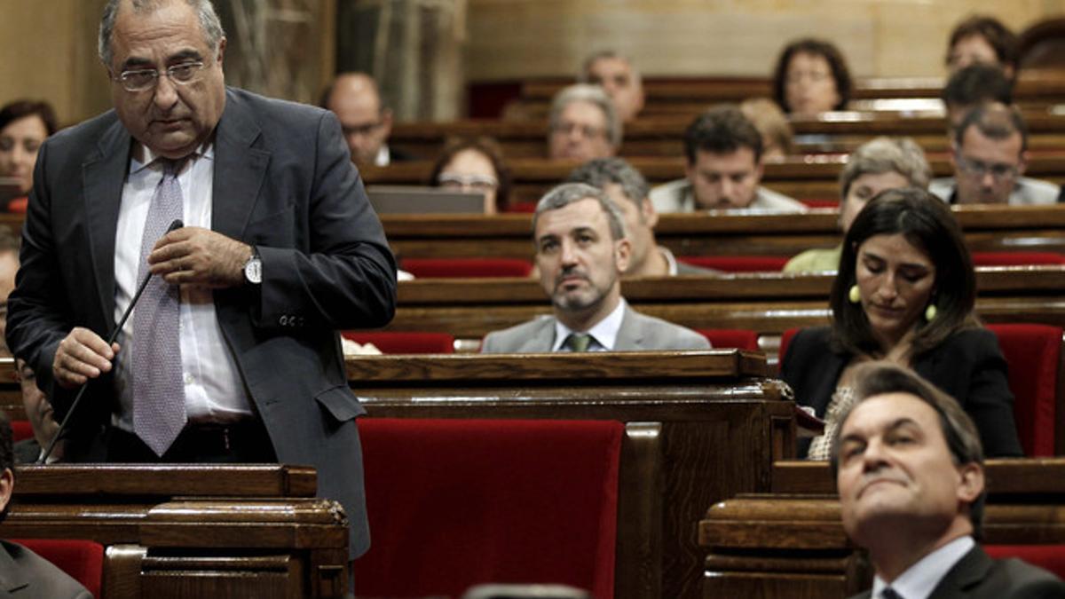 Artur Mas (derecha) escucha la intervención de Joaquim Nadal, este miércoles, durante la sesión de control al Govern.