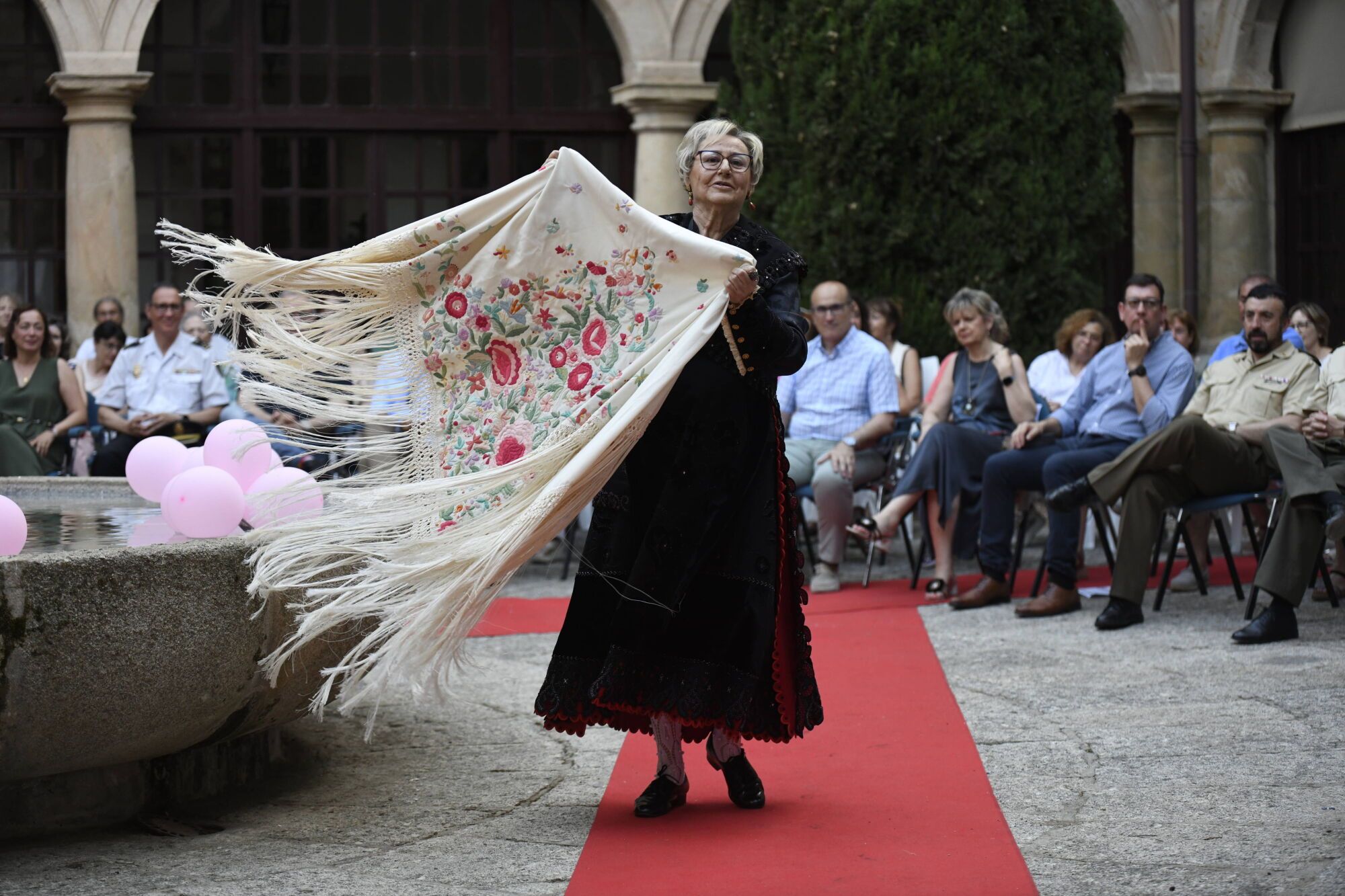 GALERÍA | Desfile por la vida: pacientes oncológicas visten trajes tradicionales de Zamora
