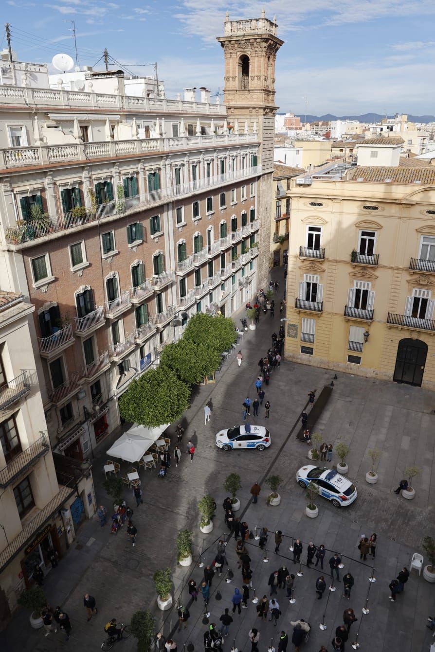 Colas para vacunarse en la plaza de Manises