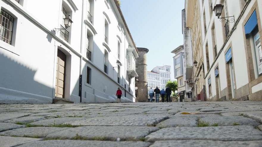 Varias personas caminan por una calle de la Ciudad Vieja.