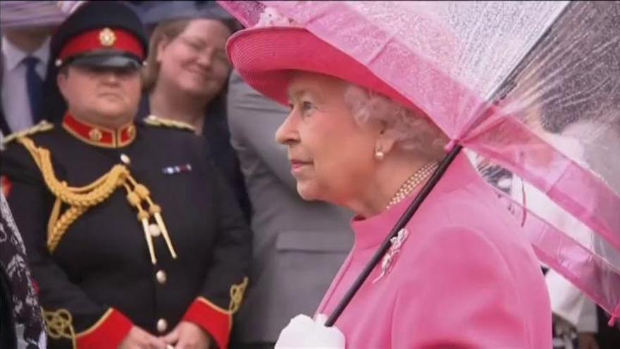 La reina de Inglaterra pillada llamando "maleducados" a los chinos