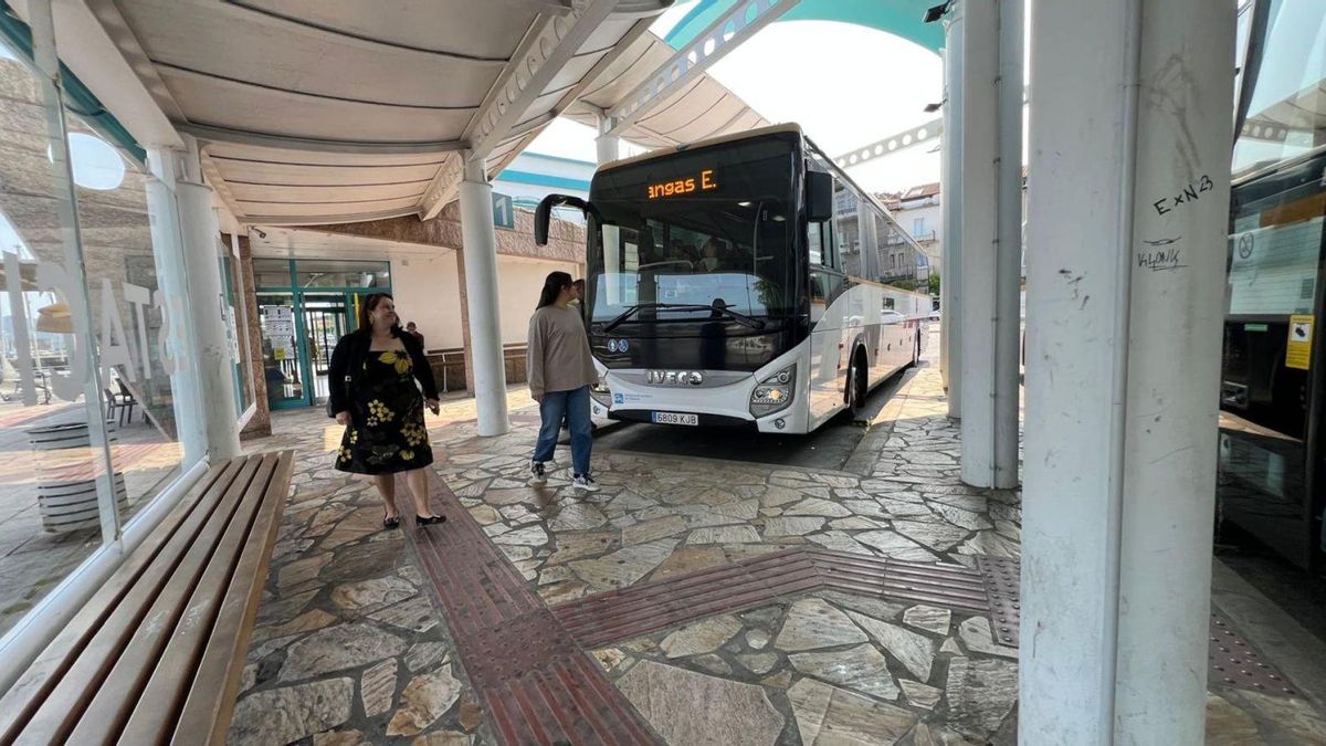 La alcaldesa de Cangas, Araceli Gestido, y la edil de Facenda, Xiana Abal, en la estación de autobuses de Cangas. |