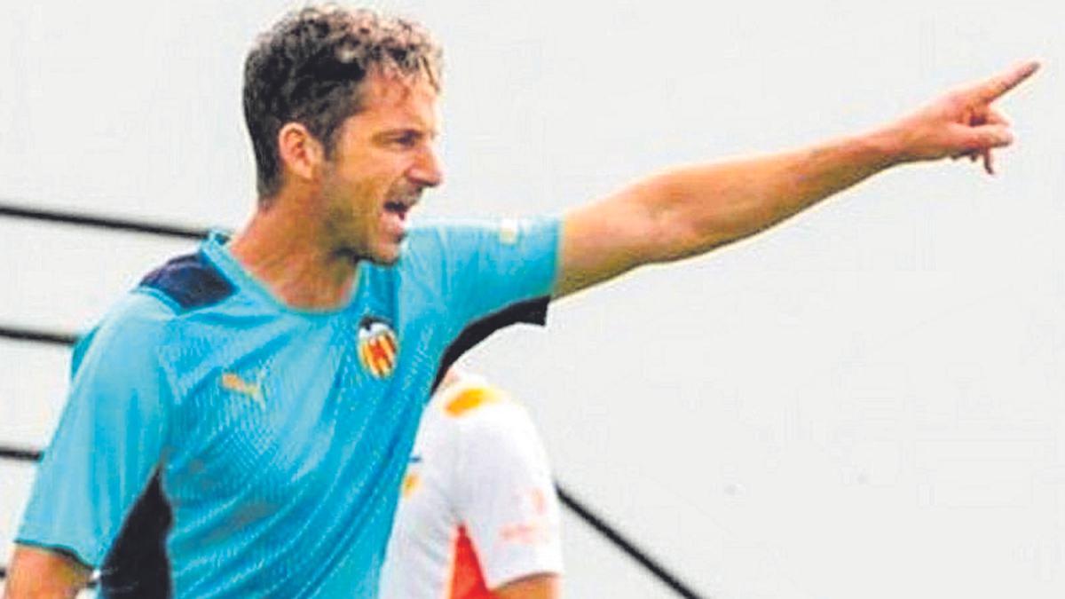 Edu Albacar, durante un entrenamiento con el Valencia