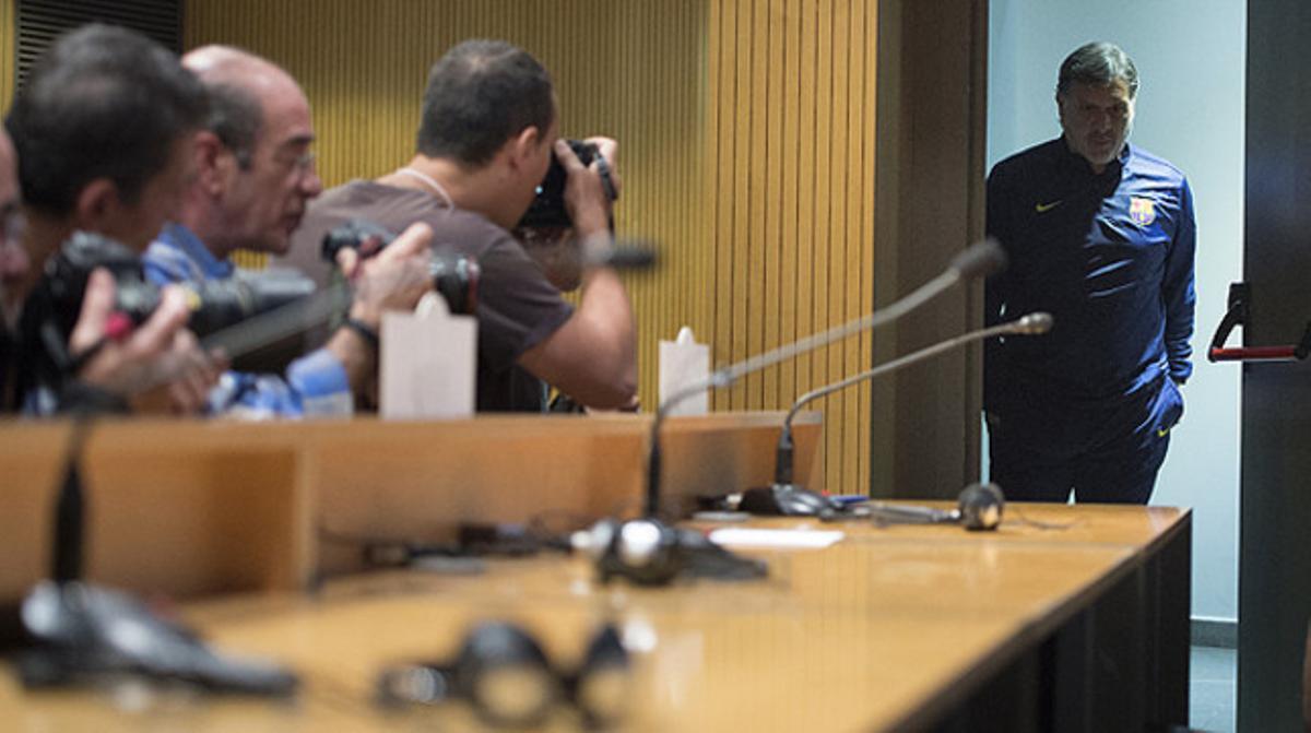 Gerardo ’Tata’ Martino es dirigeix a la sala de premsa, abans del partit contra l’AC Milan.