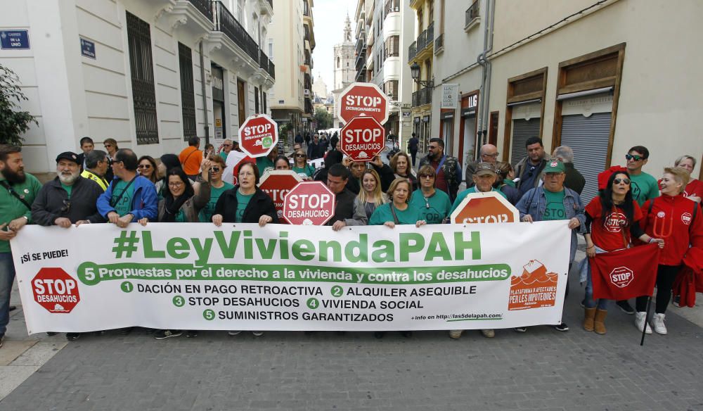 Protesta en la ciudad de València en apoyo a la Plataforma de Afectados por la Hipoteca (PAH).