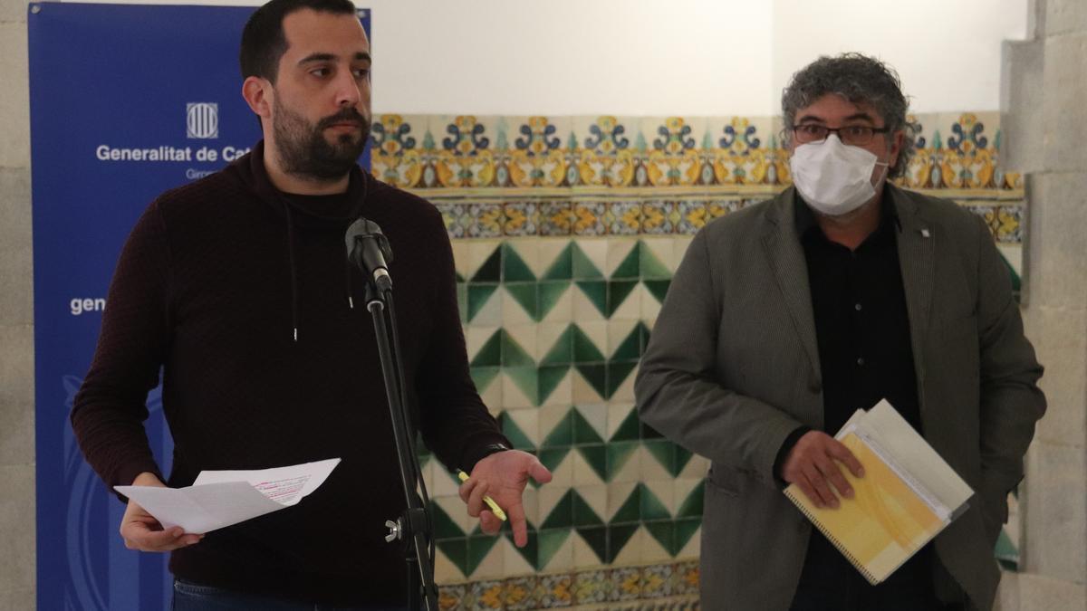 El regidor d'Educació de Girona, Àdam Bertran, amb el director dels serveis territorials d'Educació a Girona, Àdam Manyé, en una roda de premsa a la Delegació del Govern a Girona