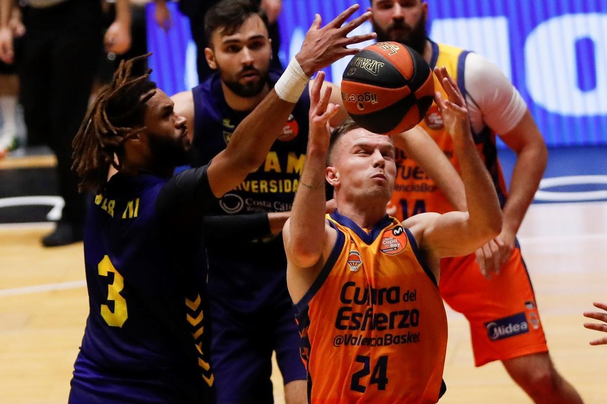 Una imagen del UCAM Murcia - Valencia Basket.