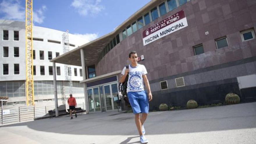 Un joven pasea por delante de las instalaciones de la Piscina Municipal de Puerto del Rosario. | lp/dlp