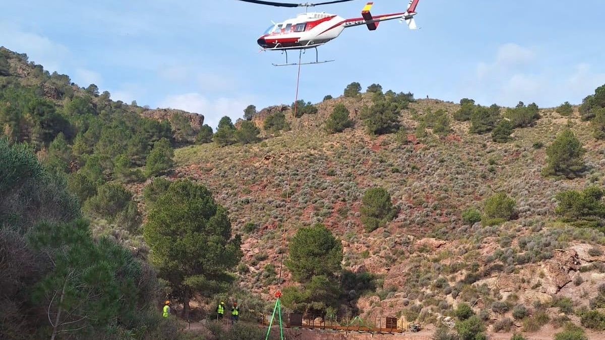 Un helicóptero descarga material en el Cejo.