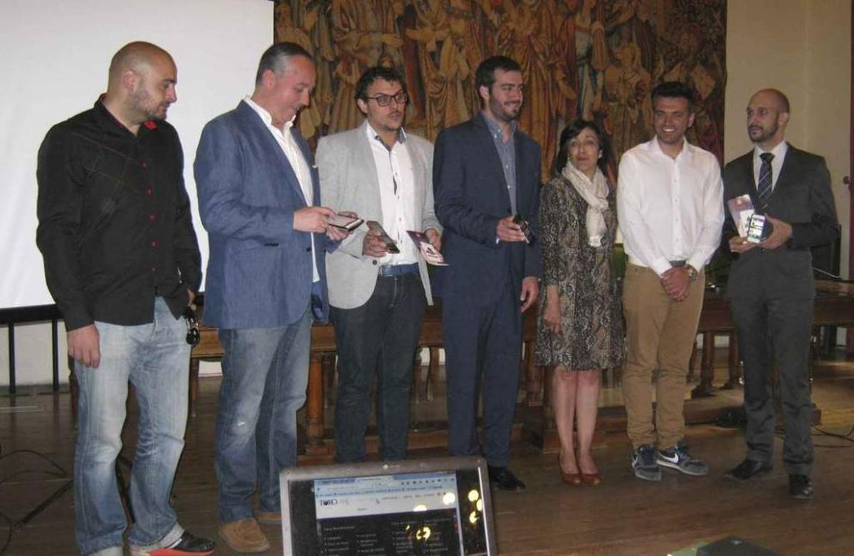 Autoridades y responsables de las empresas que han desarrollado las plataformas presentan la aplicación.